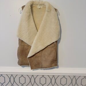 Artisan NY Size M Open Front Faux Sherpa Suede Lined Woman or Man Vest 2 Pockets